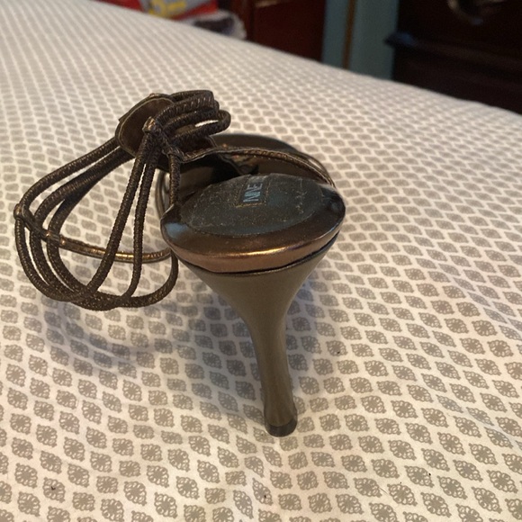 BEAUTIFUL PAIR OF BROWN, HIGH HEELED SANDALS. - Picture 3 of 5